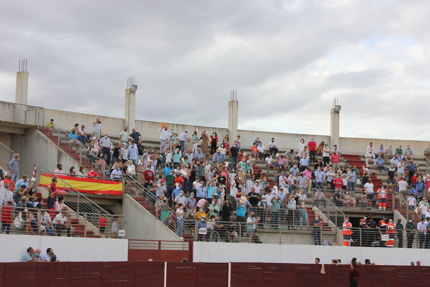 Imagen secundaria 1 - Uno de los momentos de López Simón en el ruedo descalzo, la afición pidiendo a la presidencia las orejas, y Morante frente al toro. 