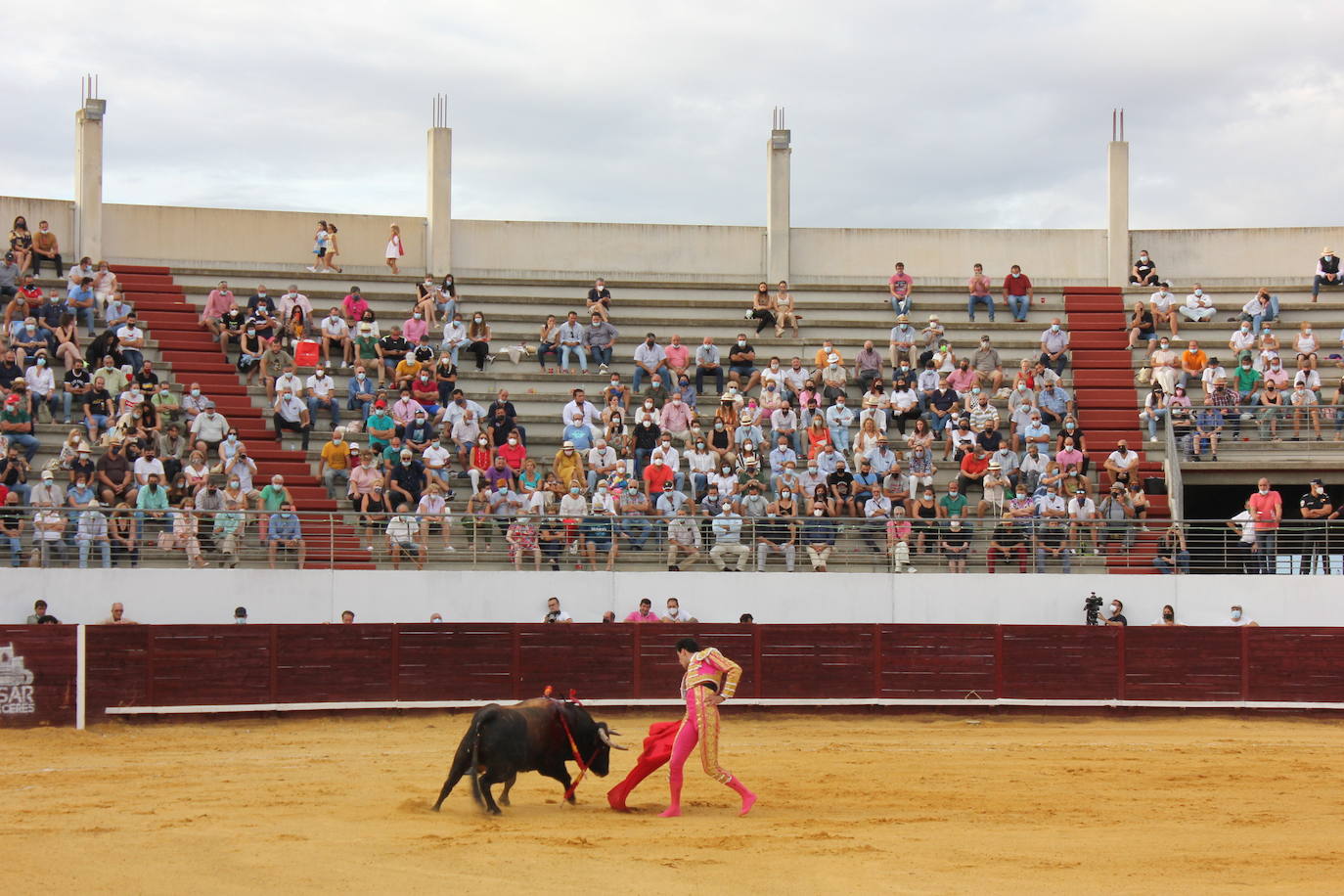 Imagen principal - Uno de los momentos de López Simón en el ruedo descalzo, la afición pidiendo a la presidencia las orejas, y Morante frente al toro. 