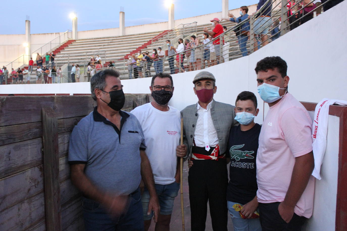 Imagen secundaria 1 - Aficionados junto a López Simón, los ganaderos locales Luis y Miguel González, y los tres toreros de la tarde tras la corrida. 