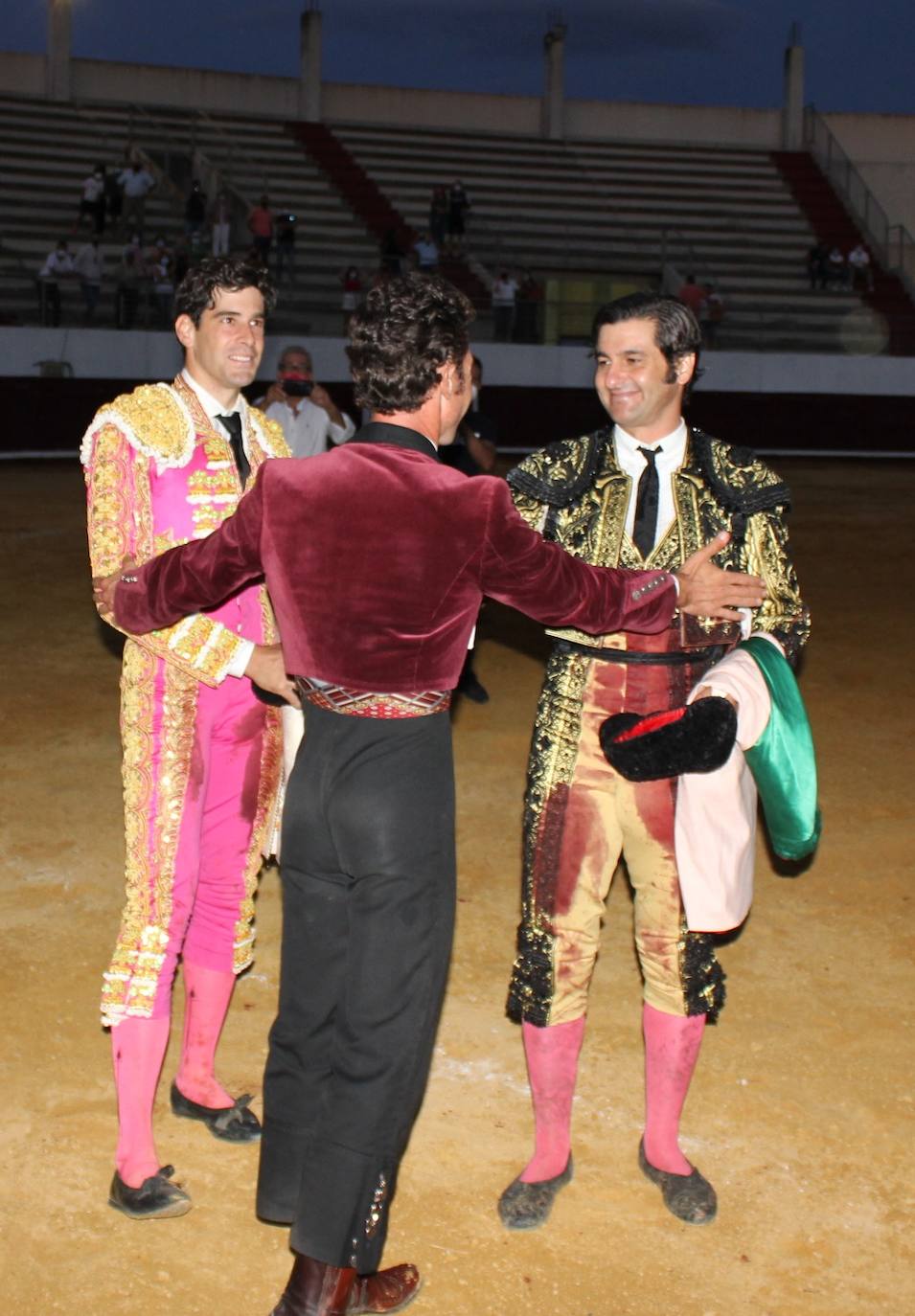 Imagen secundaria 2 - Aficionados junto a López Simón, los ganaderos locales Luis y Miguel González, y los tres toreros de la tarde tras la corrida. 