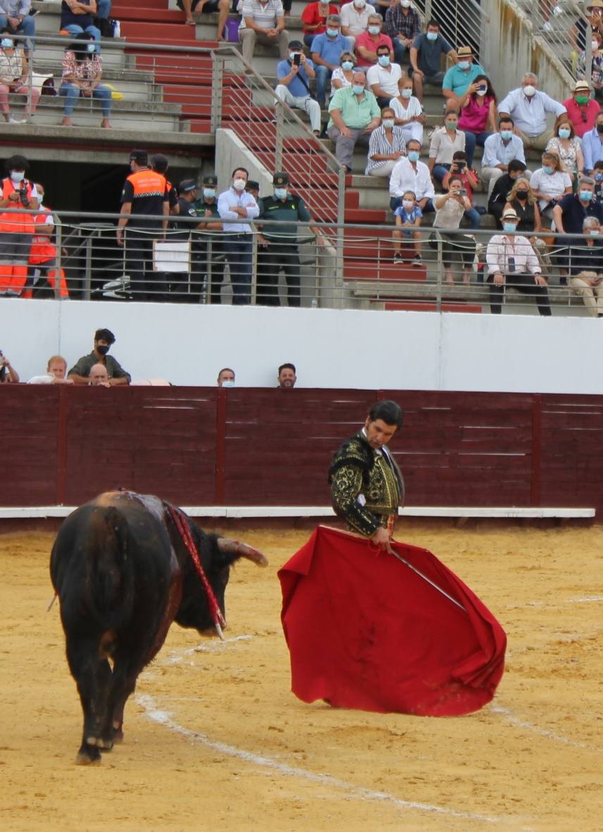 Imagen secundaria 2 - Uno de los momentos de López Simón en el ruedo descalzo, la afición pidiendo a la presidencia las orejas, y Morante frente al toro. 