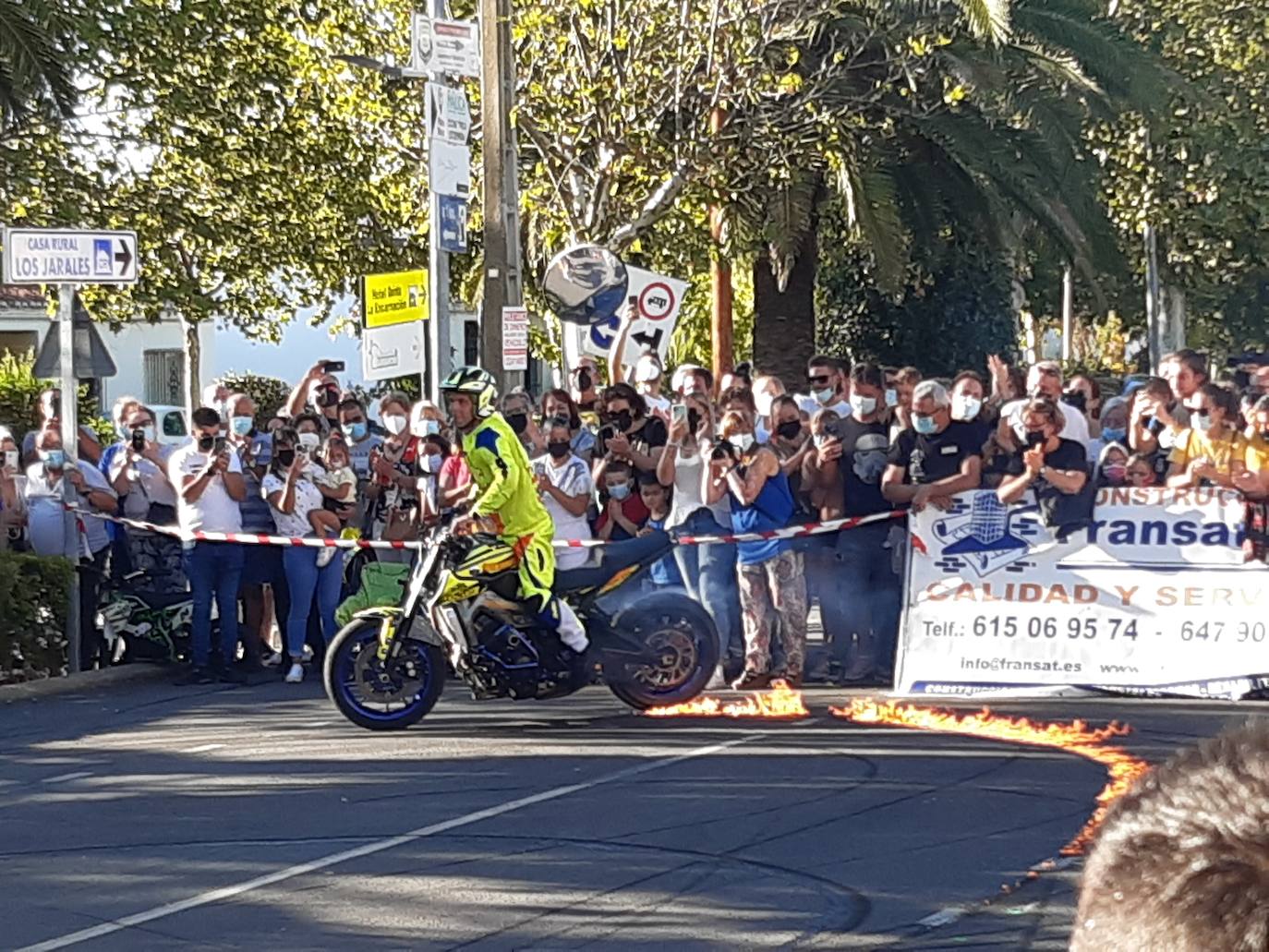 Imagen principal - Acrobacias y espectáculo en Casar de Cáceres a cargo del piloto portugués Paulo Martinho