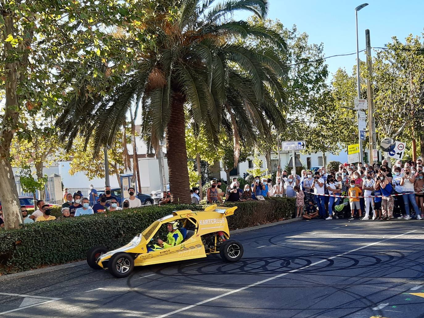 Acrobacias y espectáculo en Casar de Cáceres a cargo del piloto portugués Paulo Martinho