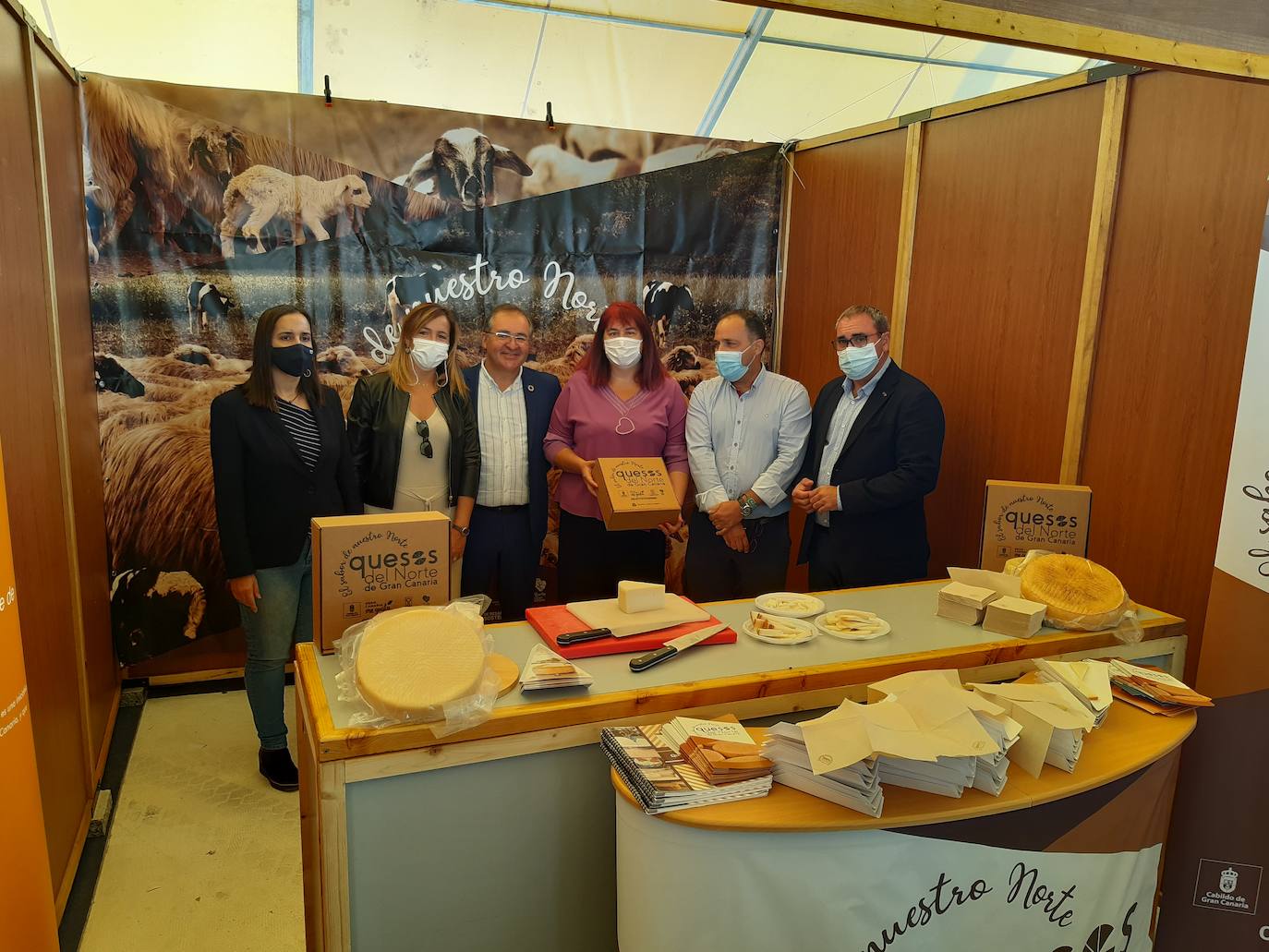 Las autoridades apoyan a los quesos canarios en su stand. 