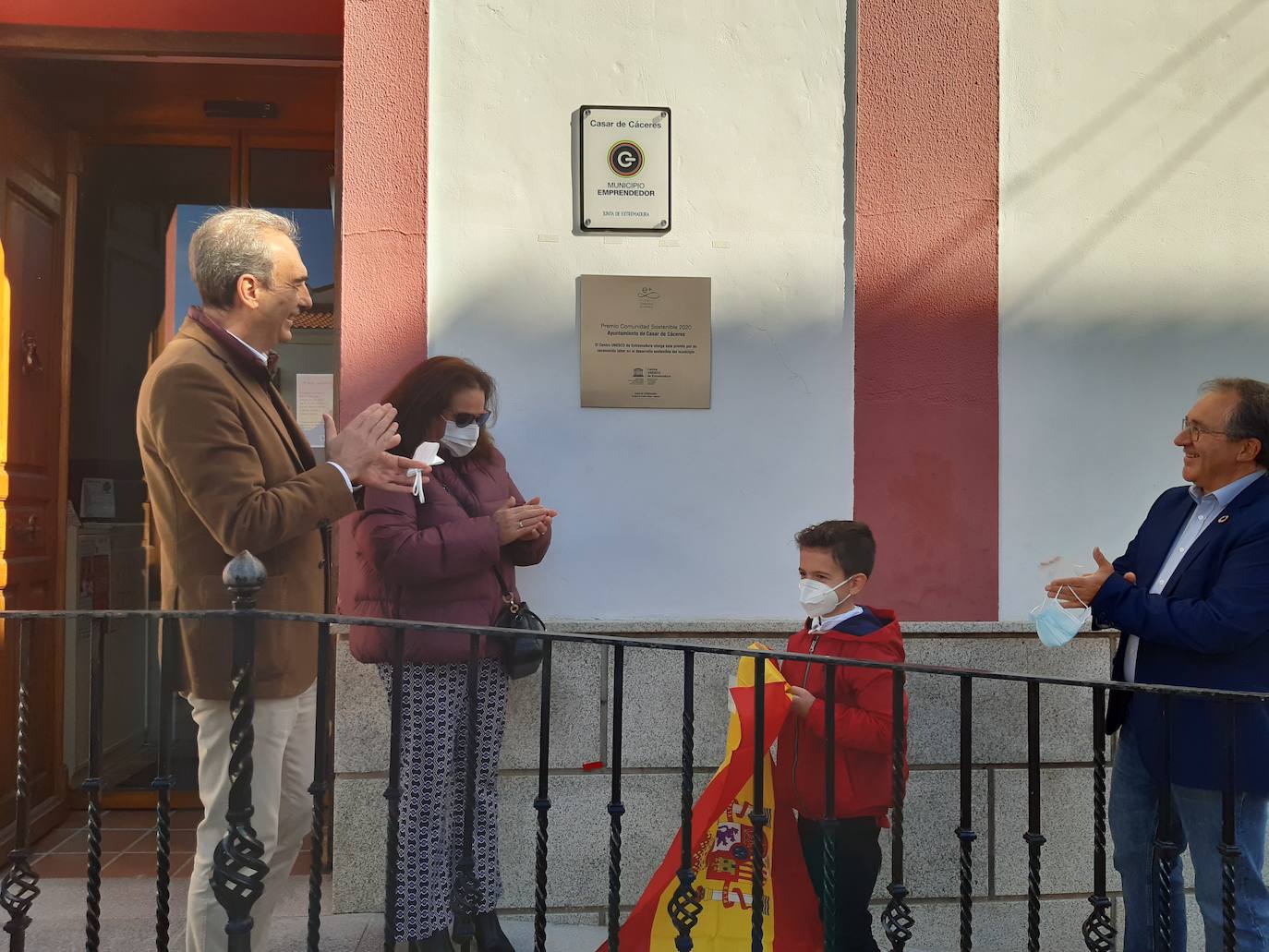 La placa con el reconocimiento puede verse desde hoy en la fachada del Consistorio. 