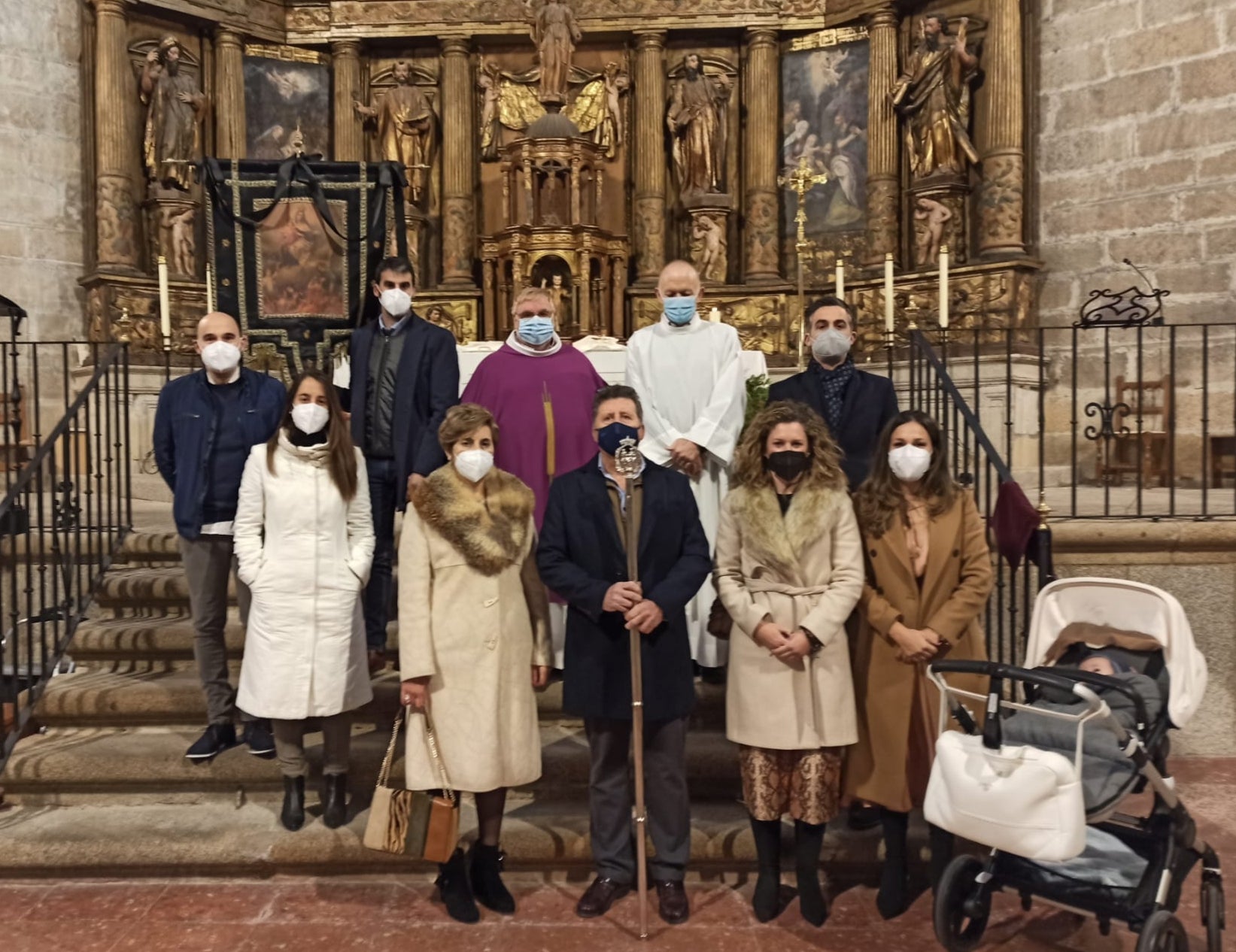 Integrantes de la cofradía saliente, el pasado domingo 28 de noviembre, en su último acto en la parroquia. 