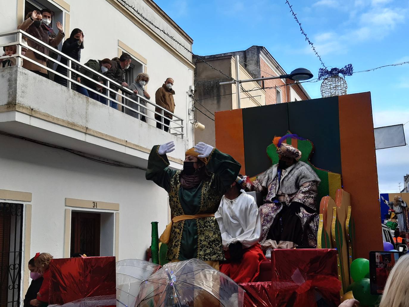 Vecinos desde los balcones saludan a Sus Majestades. 