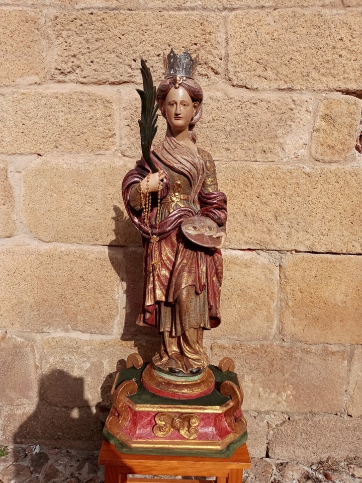 Imagen de San Lucía, recién restaurada, ubicada en la capilla de la pila bautismal. 