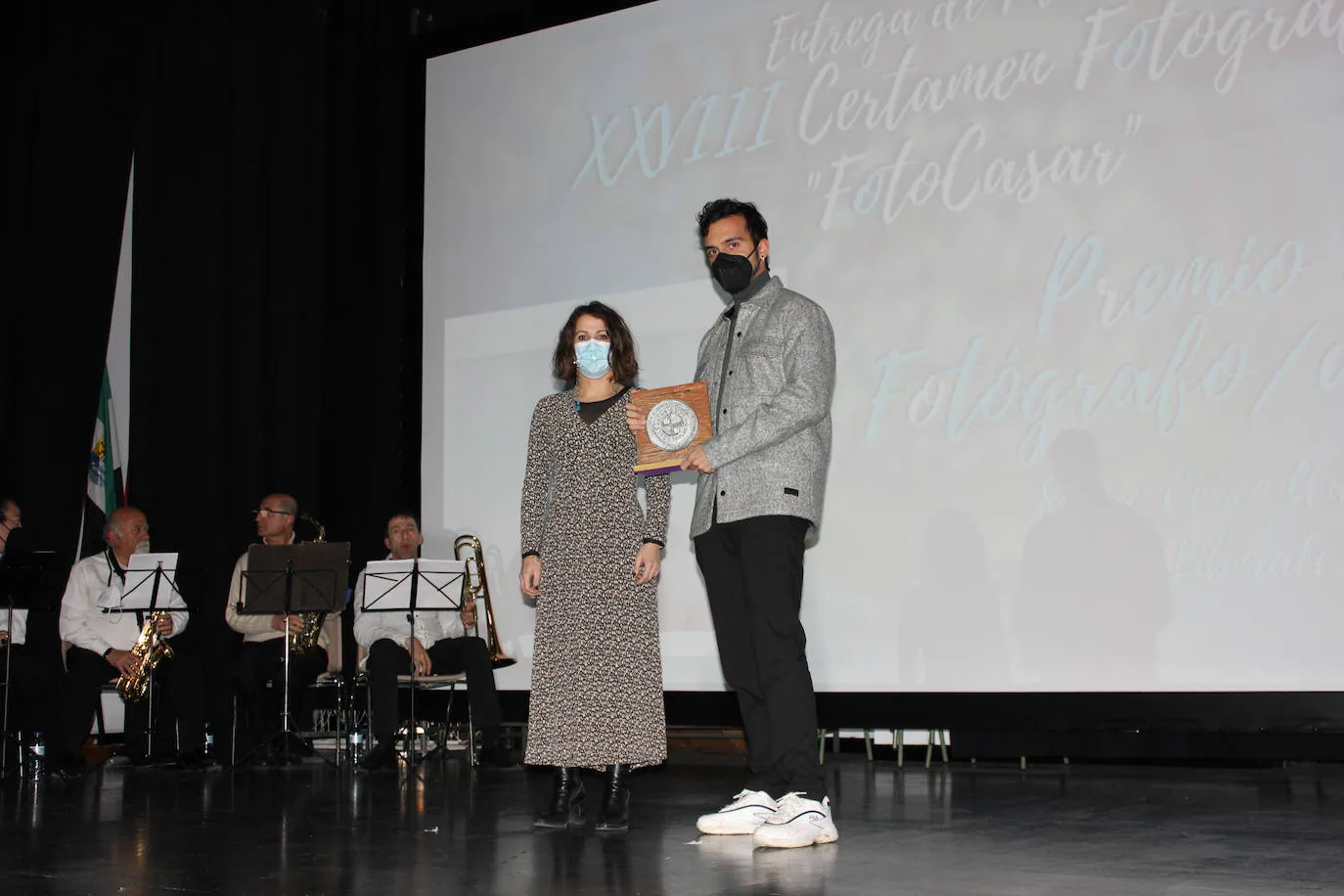 La concejala de Cultura, Tamara Lázaro, junto a Sergio Cerro en la entrega del premio. 