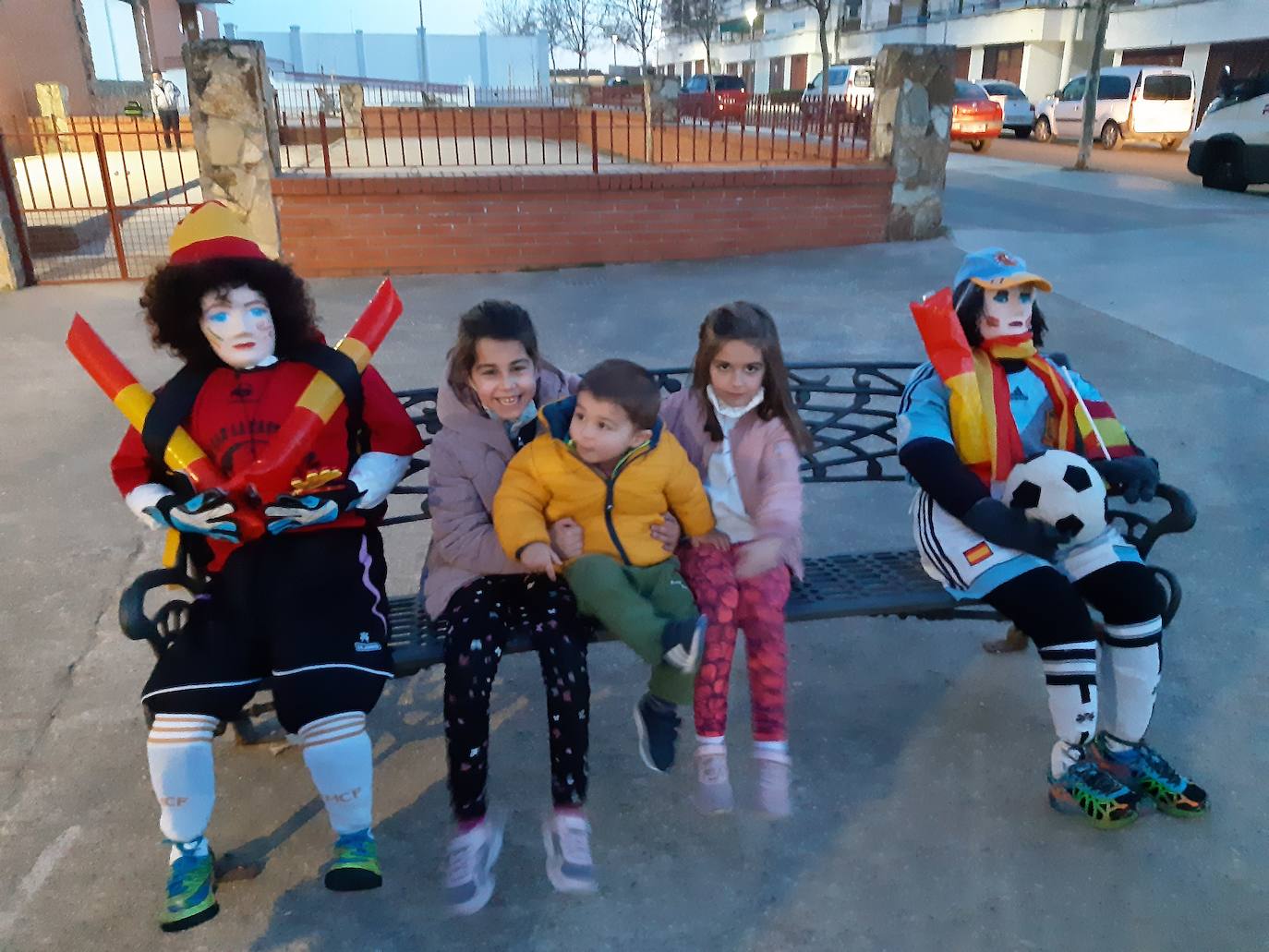 Los niños disfrutan con la presencia de los bujacos en las calles. 