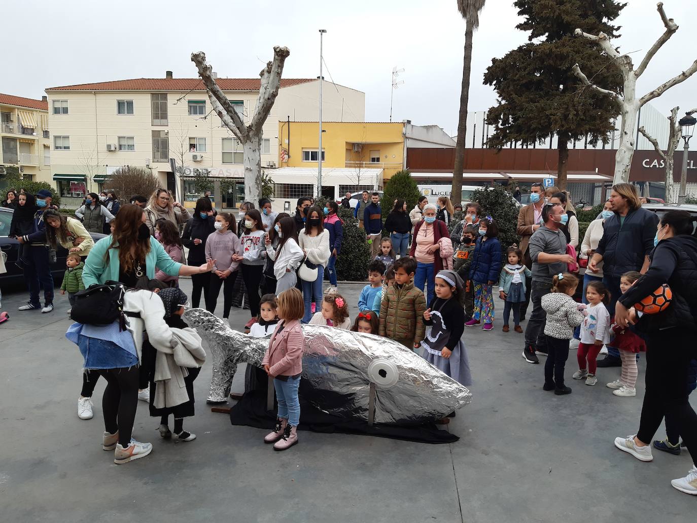Los casareños despiden su Carnaval con la fiesta de la sardina