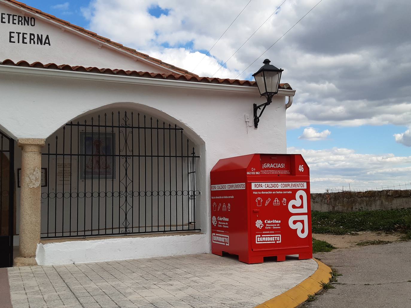 Los contenedores rojos de Cáritas ya están en la localidad