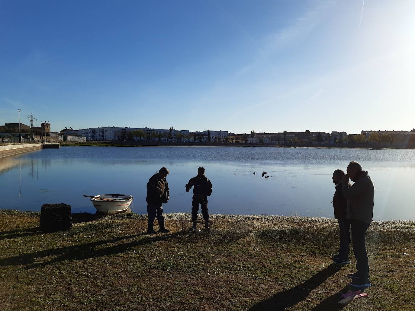 Retiran de La Charca el exceso de tencas alevines para asegurar la pesca esta temporada