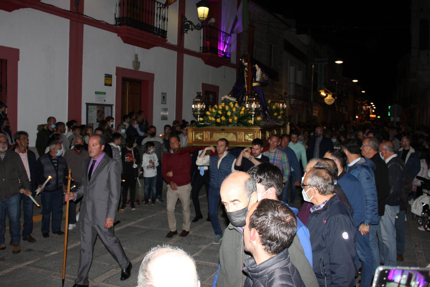 Centenares de personas asisten a la procesión de La Pasión