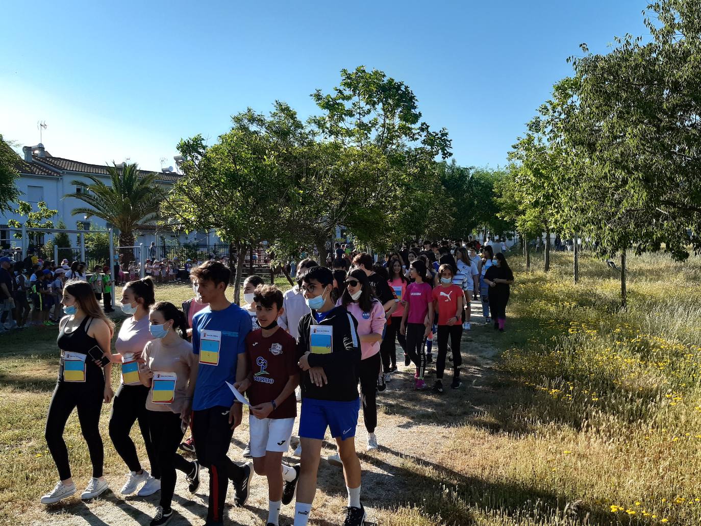 La Comunidad Educativa casareña al completo, caminando por los niños de Ucrania