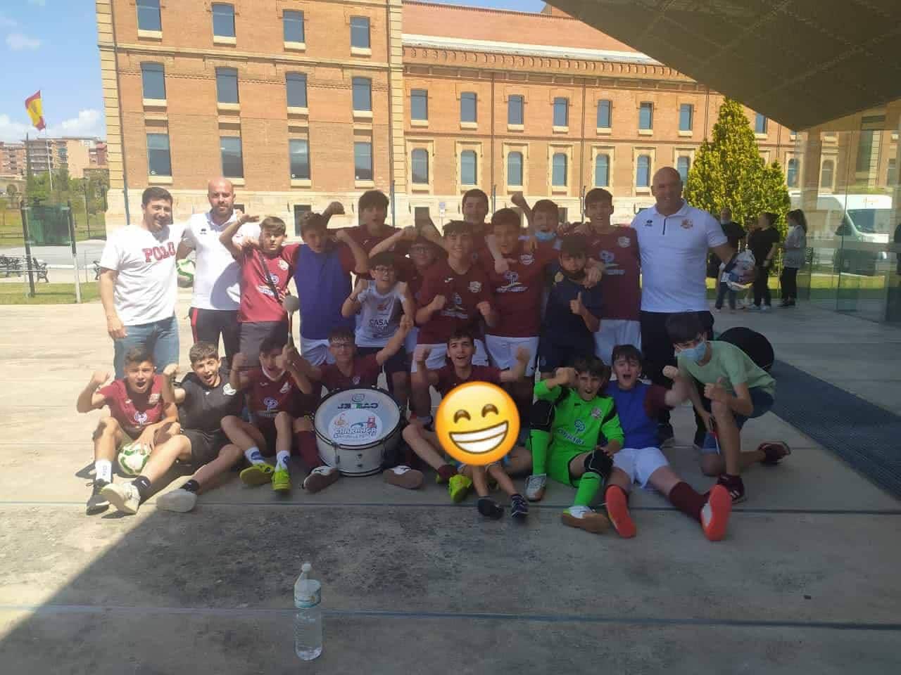 Equipo infantil de la ED Casareña de fútbol sala tras lograr el pase a la final. CEDIDA