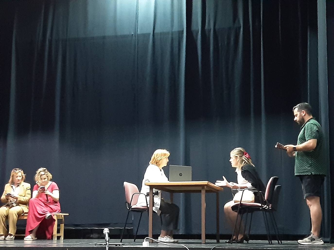 Integrantes del aula de teatro de adultos, ayer, en una de las escenas. 