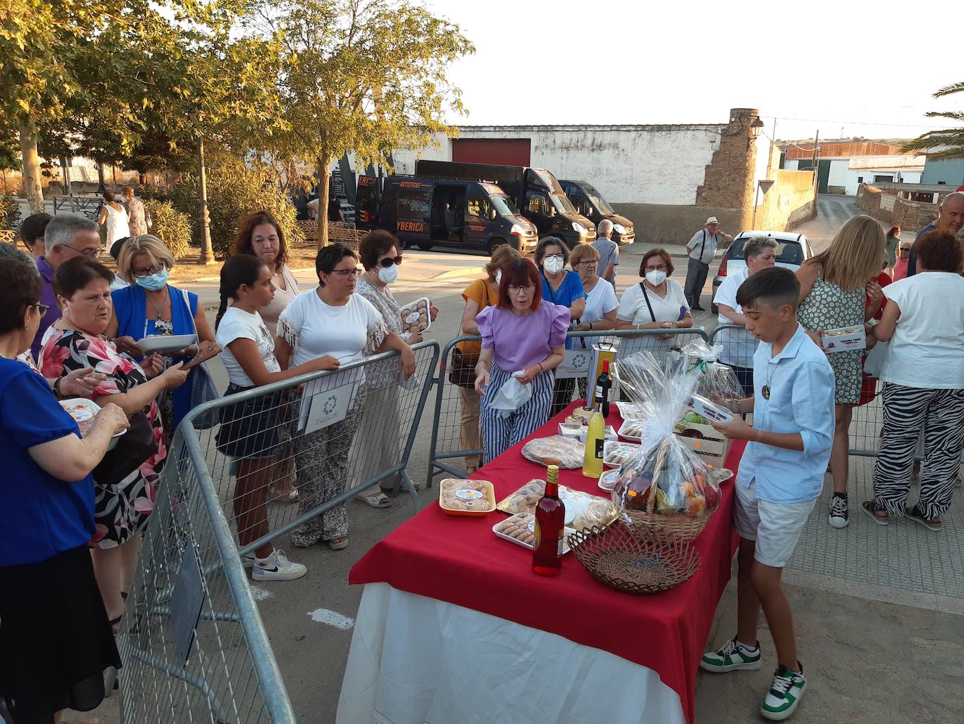 La Mesa de ofrendas por Santiago se celebra tras dos años, pero con menos productos y asistentes