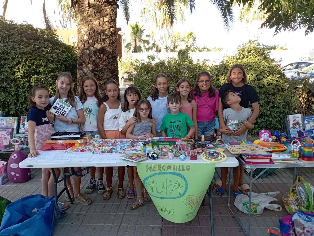 Un grupo de amigos de 10 y 11 años promueve un mercadillo solidario