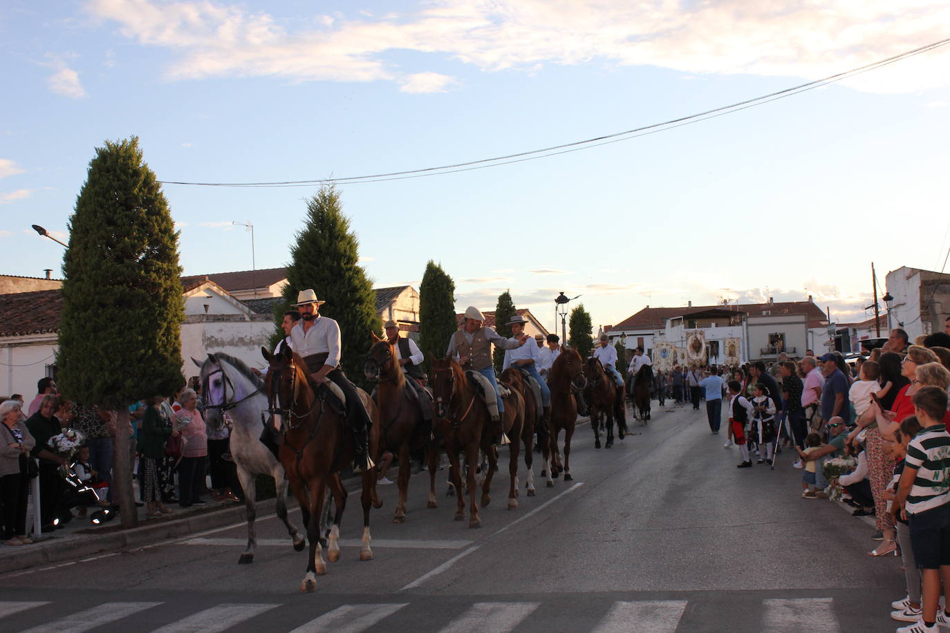 Fotos: Centenares de personas arropan a su patrona a su llegada a la localidad