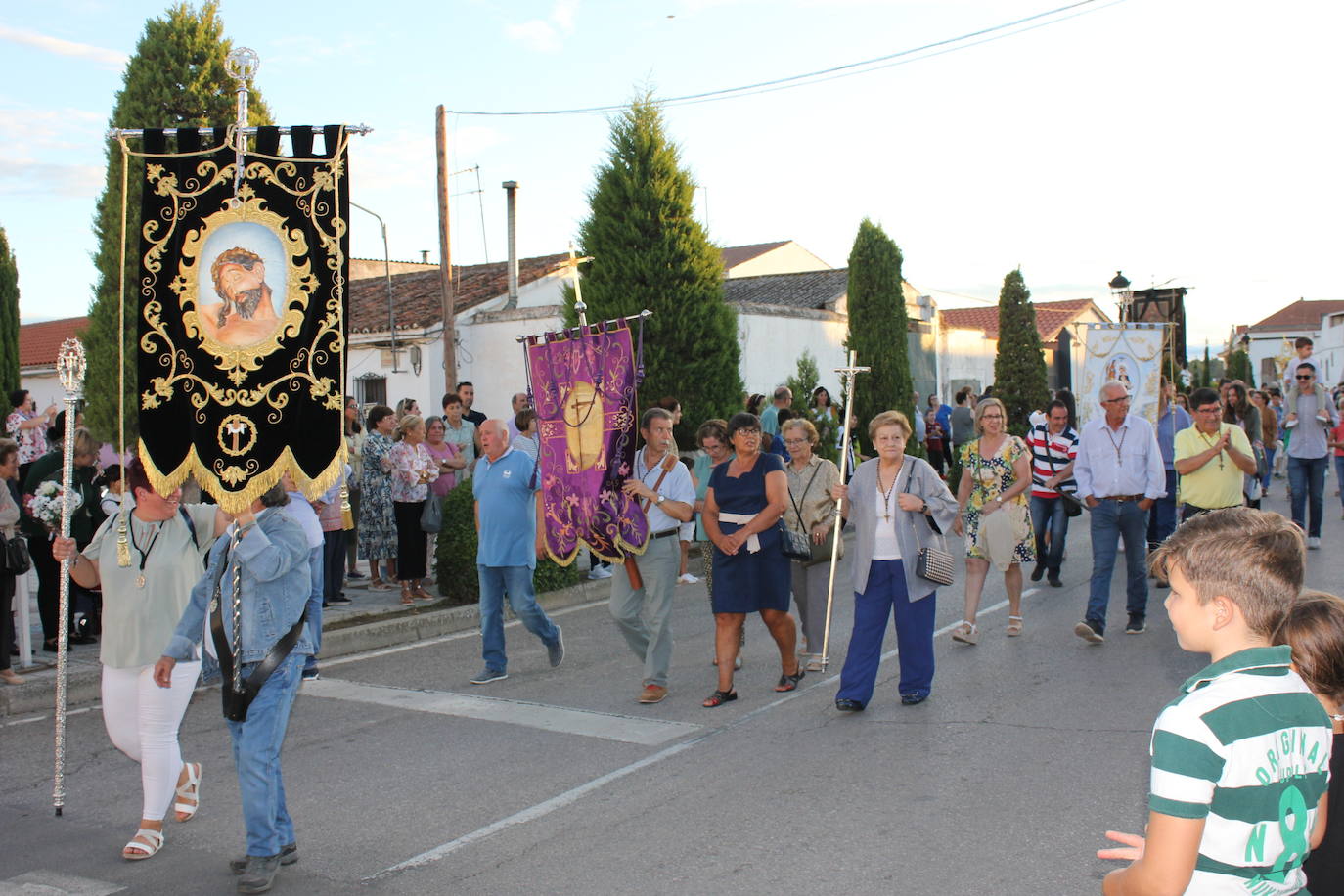 Fotos: Centenares de personas arropan a su patrona a su llegada a la localidad