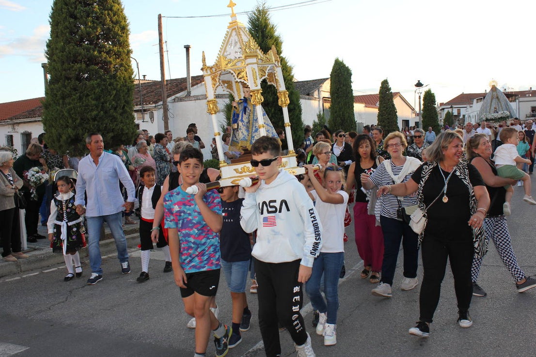 Fotos: Centenares de personas arropan a su patrona a su llegada a la localidad
