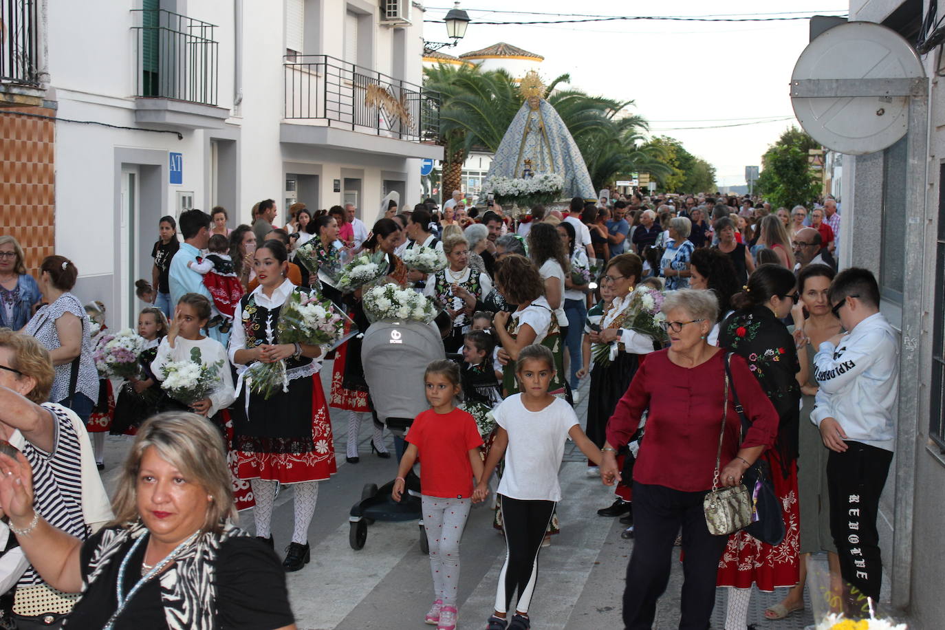 Fotos: Centenares de personas arropan a su patrona a su llegada a la localidad