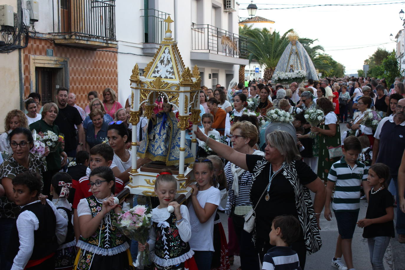 Fotos: Centenares de personas arropan a su patrona a su llegada a la localidad