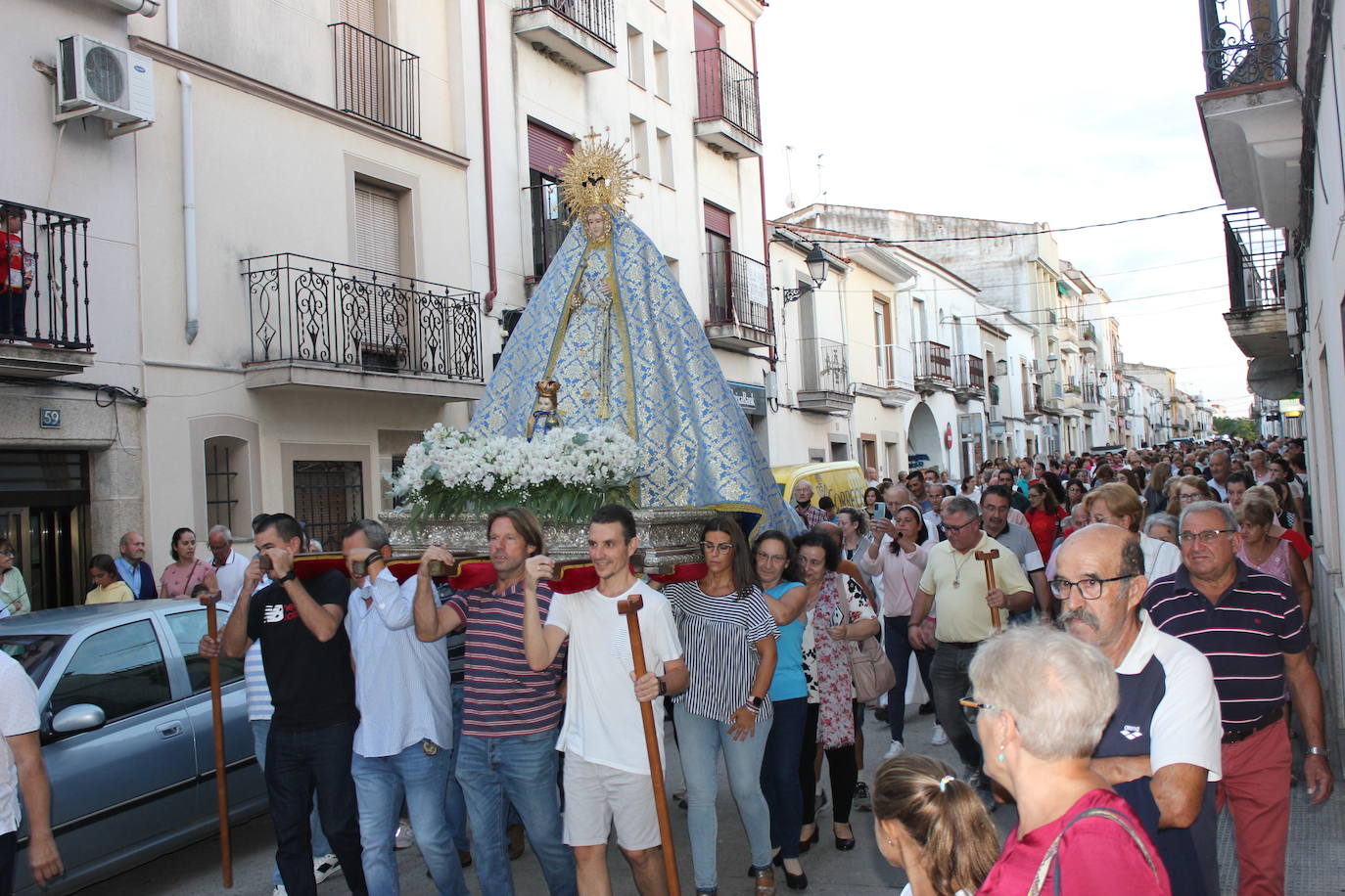 Fotos: Centenares de personas arropan a su patrona a su llegada a la localidad