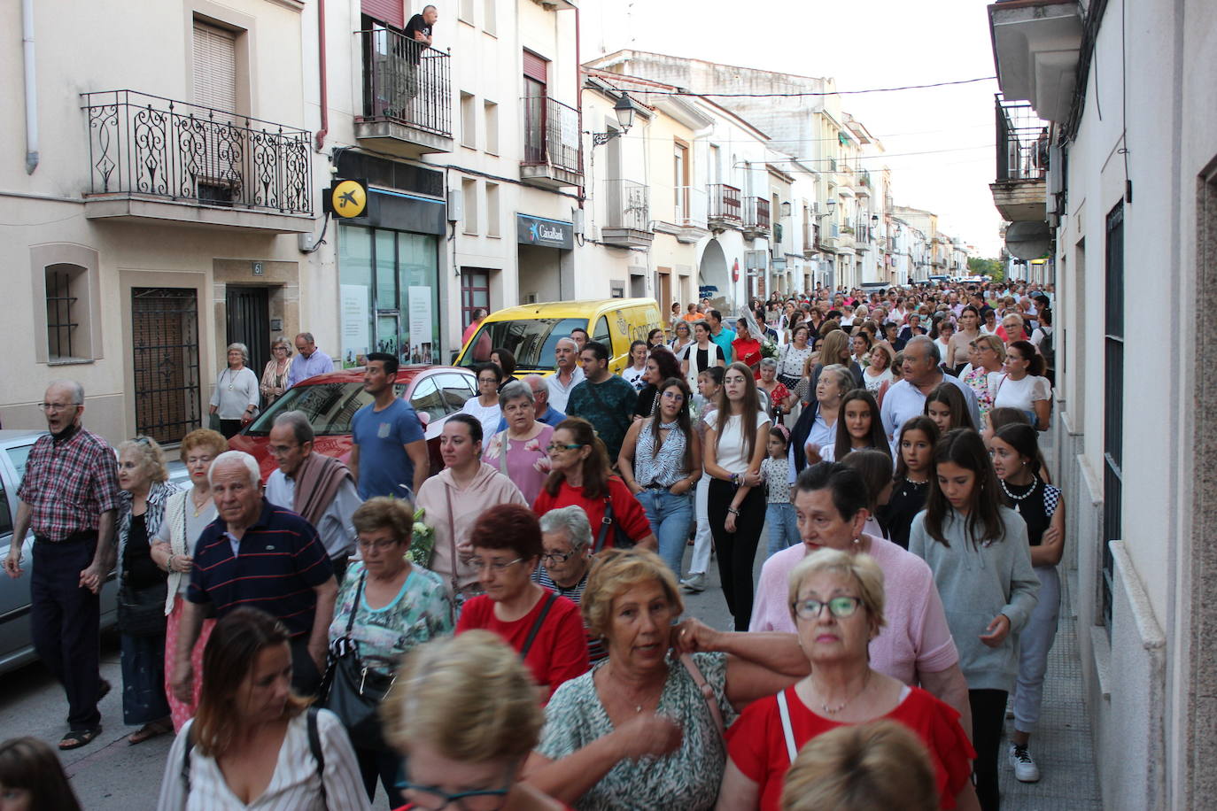 Fotos: Centenares de personas arropan a su patrona a su llegada a la localidad
