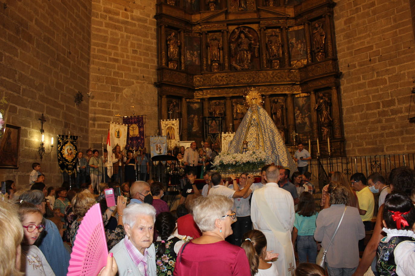 Fotos: Centenares de personas arropan a su patrona a su llegada a la localidad