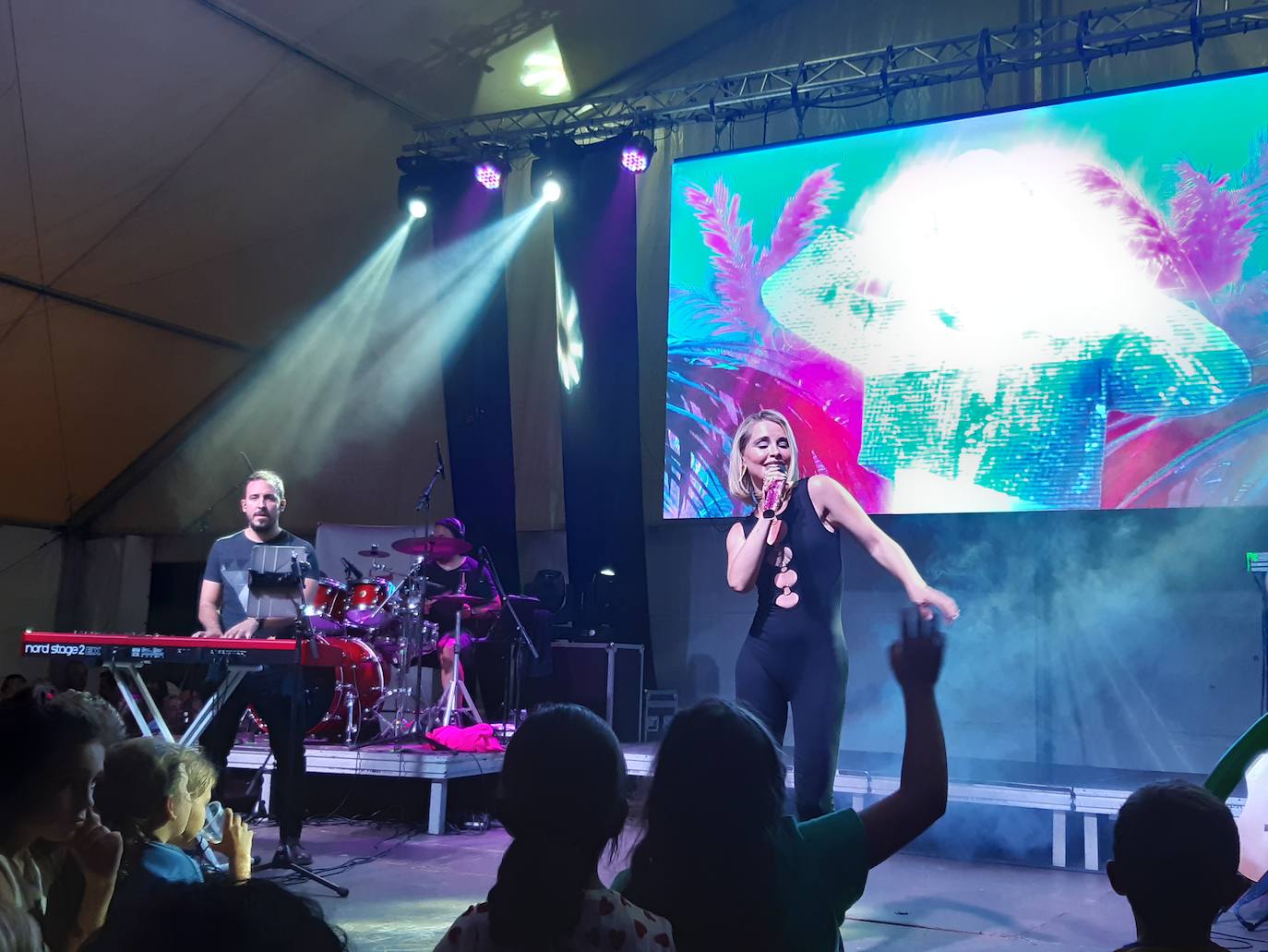 Imagen secundaria 1 - Una Soraya arrolladora y enérgica hace vibrar a sus paisanos extremeños en Casar de Cáceres