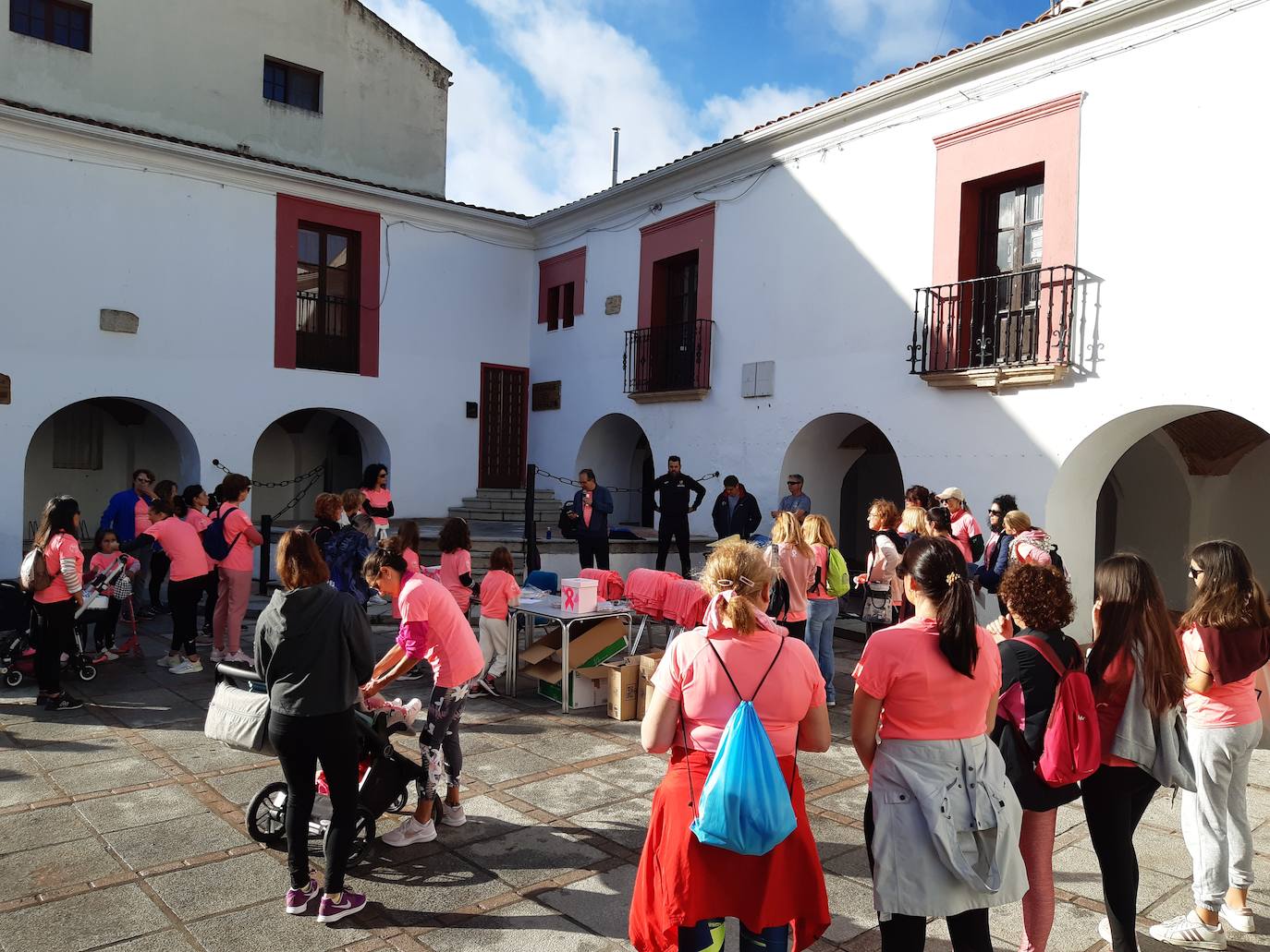 Imagen principal - Cerca de un centenar de participantes asisten a la I Marcha rosa a favor del cáncer de mama