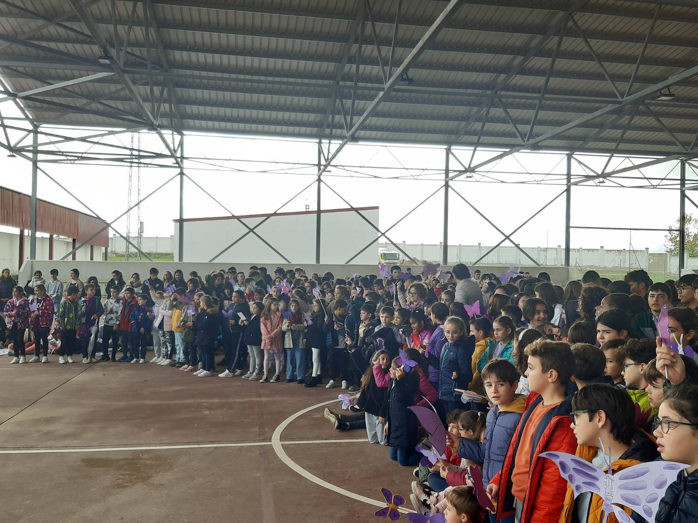 El acto ha tenido lugar en la pista cubierta del polideportivo. 