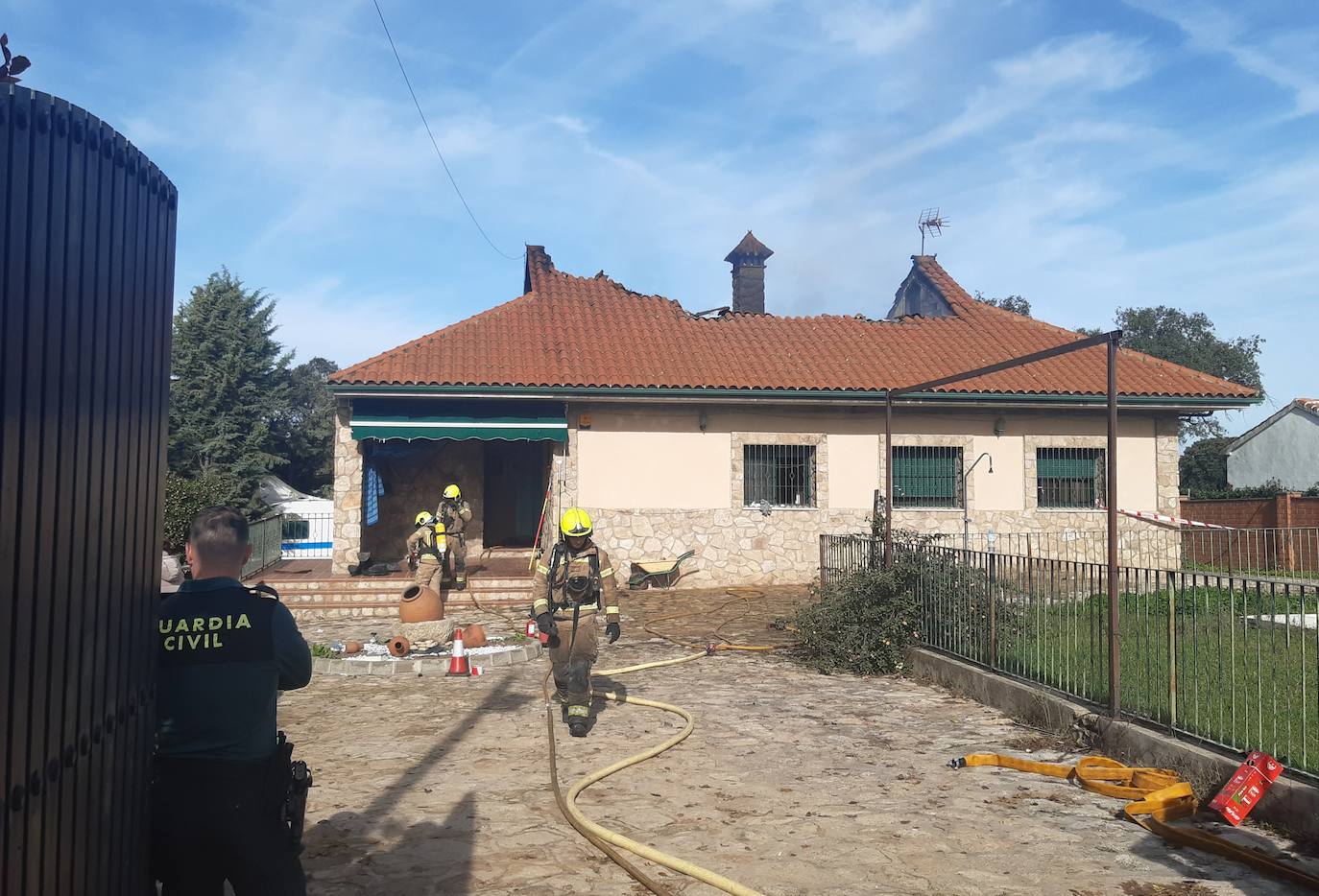 Parte del tejado se ha desplomado a consecuencia del incendio. 