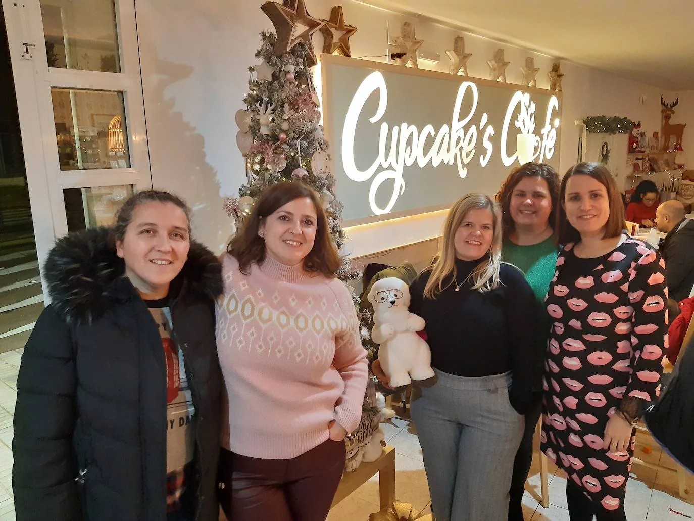 Un grupo de amigas han recibo el tercer premio de esta tarde en Cupcake's Café. 