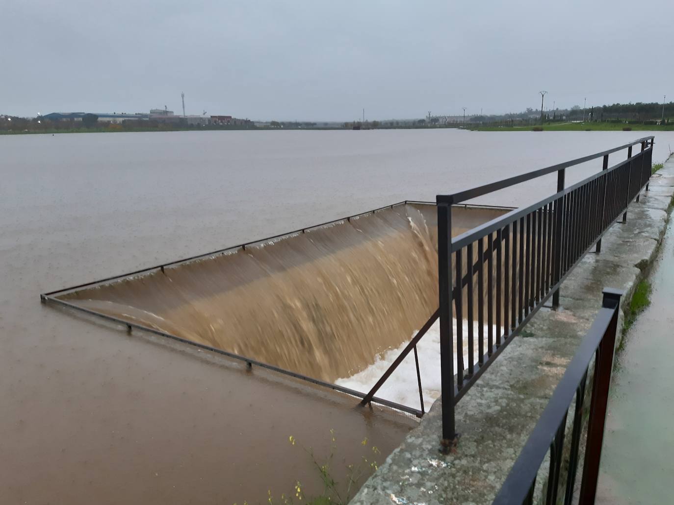 El aliviadero de La Charca, esta mañana. 