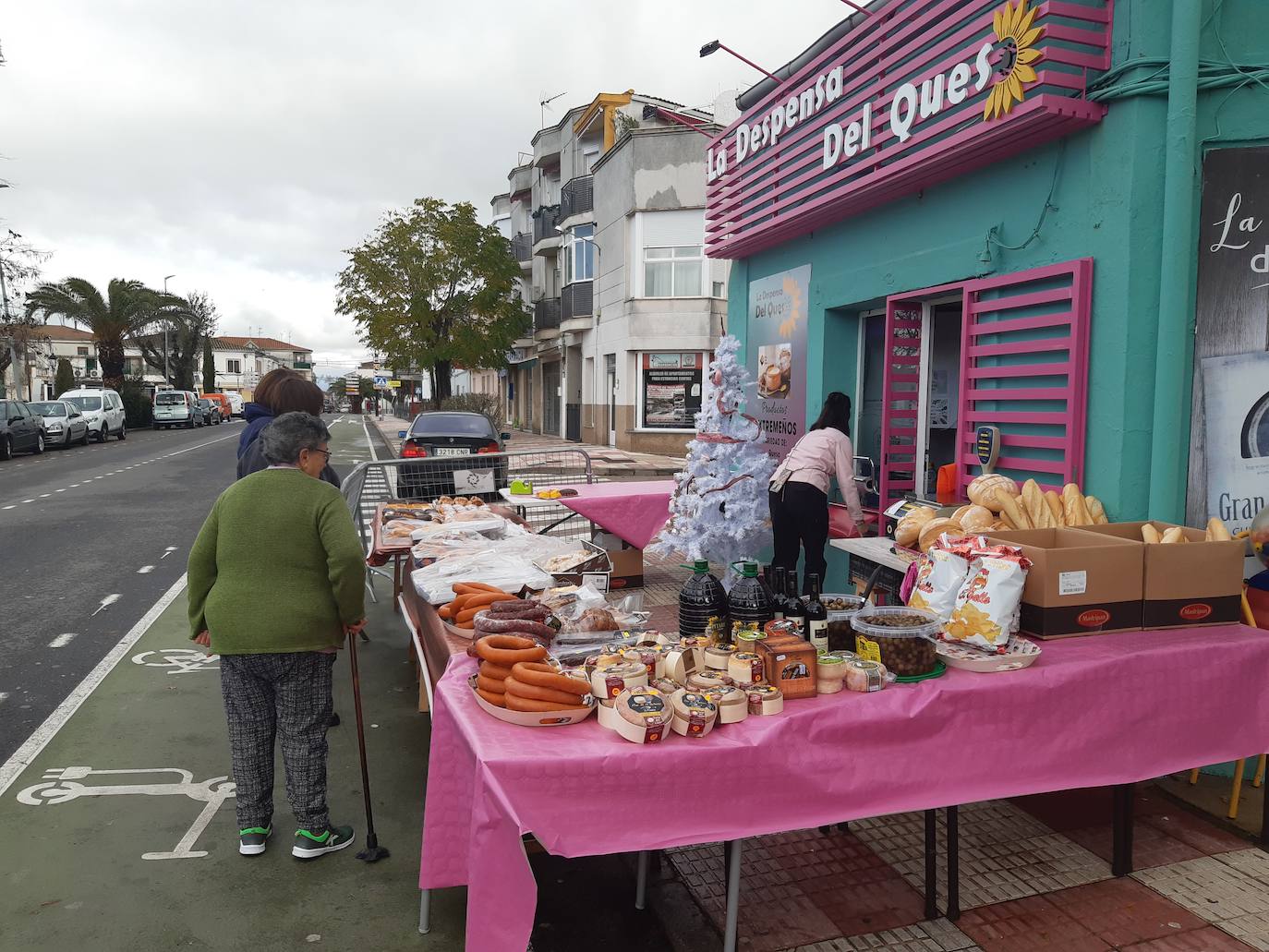 Imagen principal - Los comerciantes salen a la calle en una nueva edición del Mercado familiar navideño