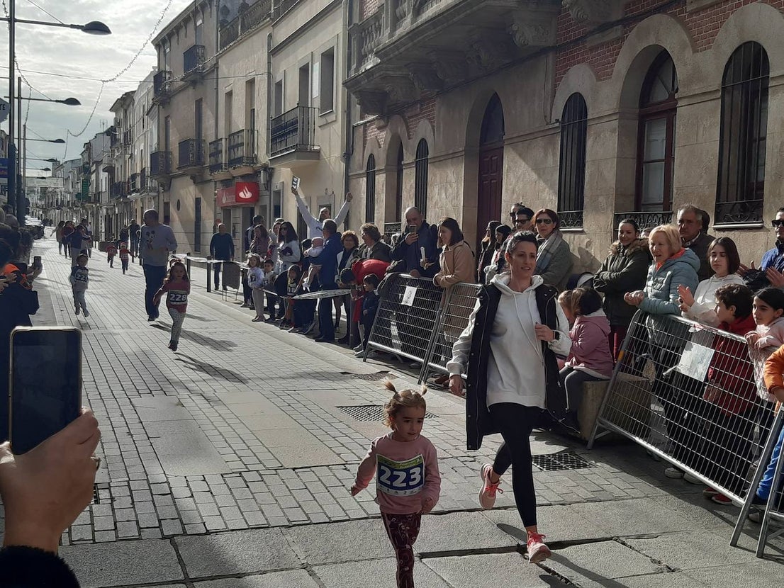 Fotos: Casar de Cáceres despide el 2022 con 88 inscritos en la tradicional Carrera del turrón