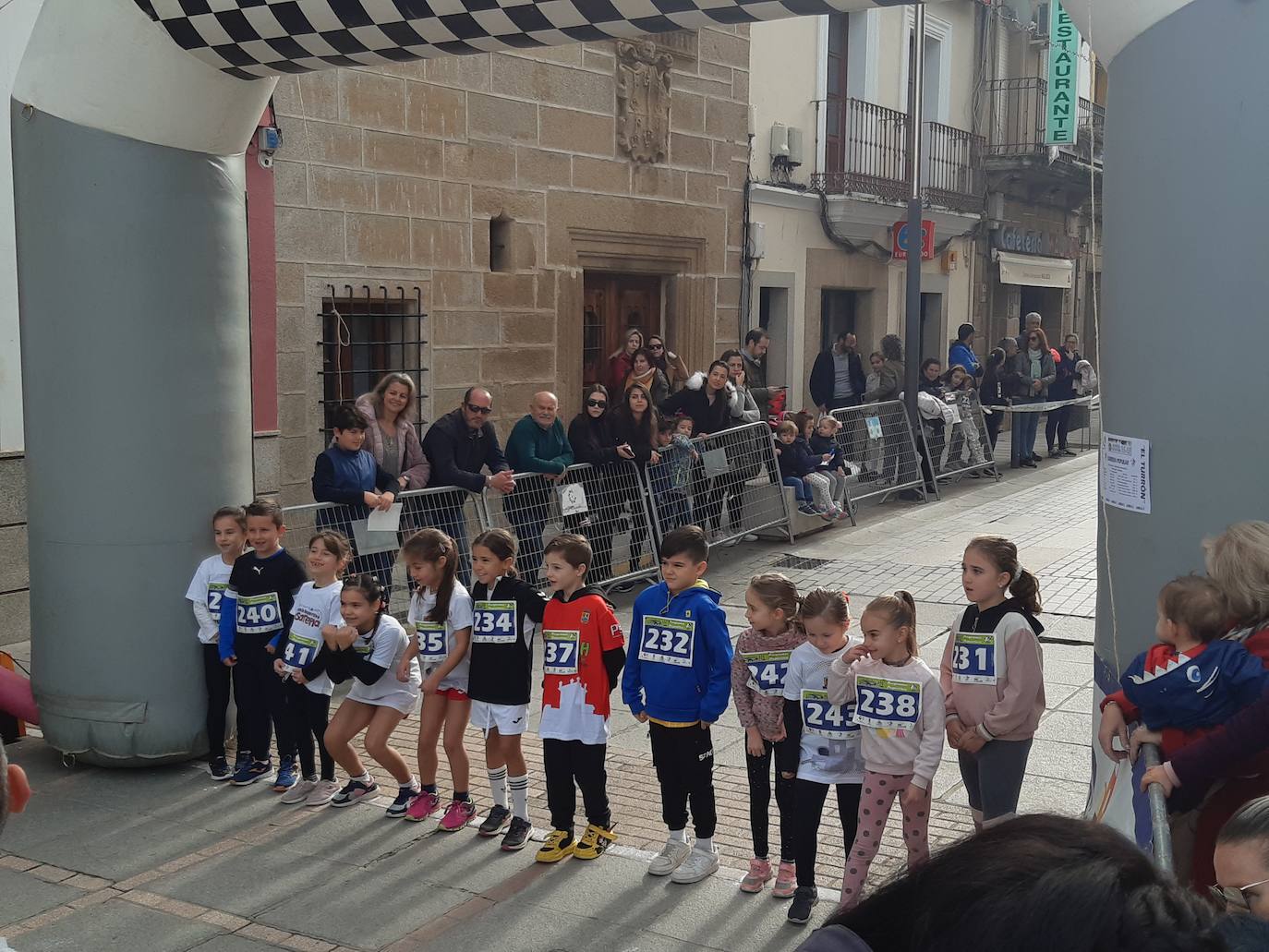 Fotos: Casar de Cáceres despide el 2022 con 88 inscritos en la tradicional Carrera del turrón