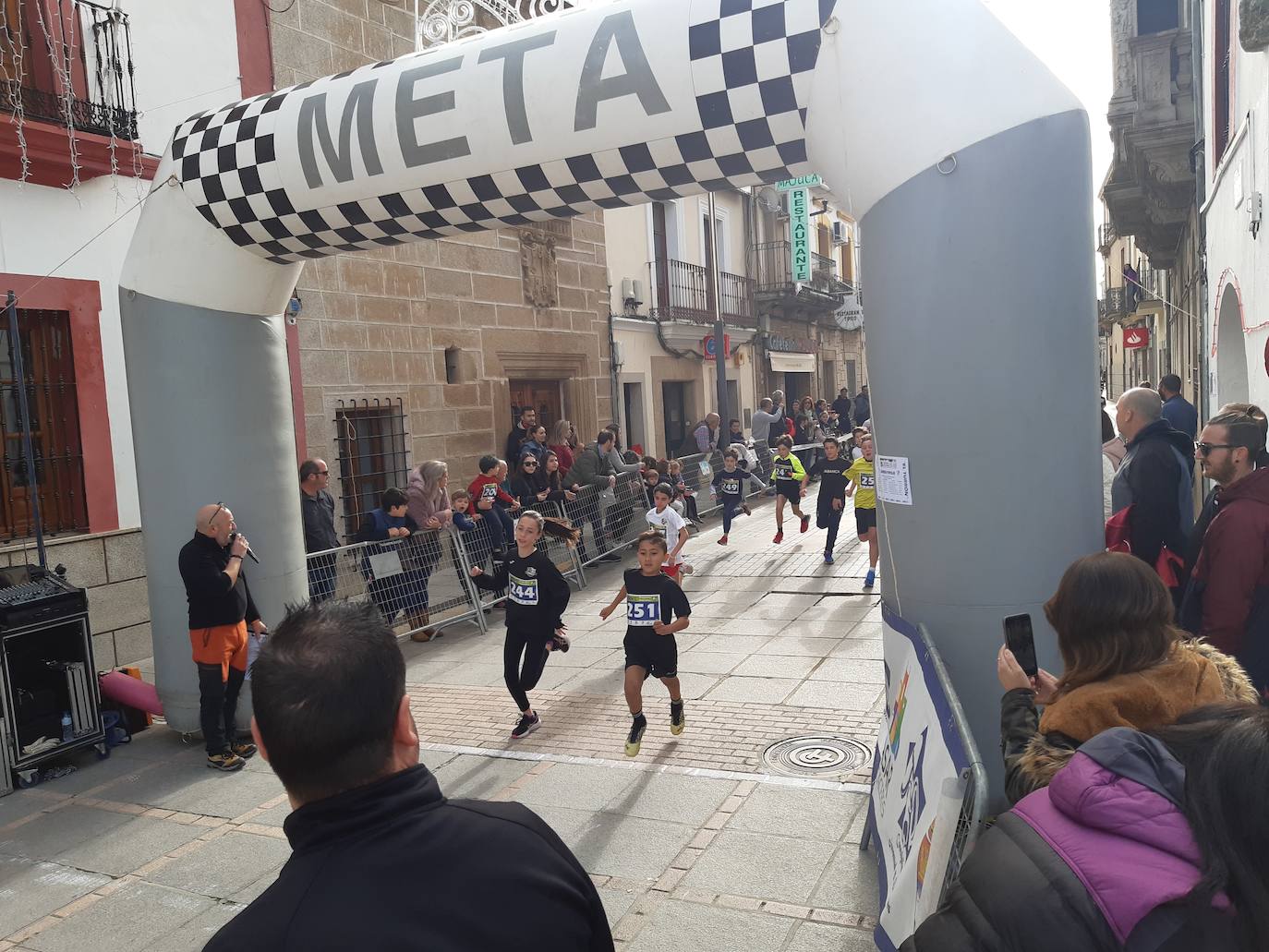 Fotos: Casar de Cáceres despide el 2022 con 88 inscritos en la tradicional Carrera del turrón