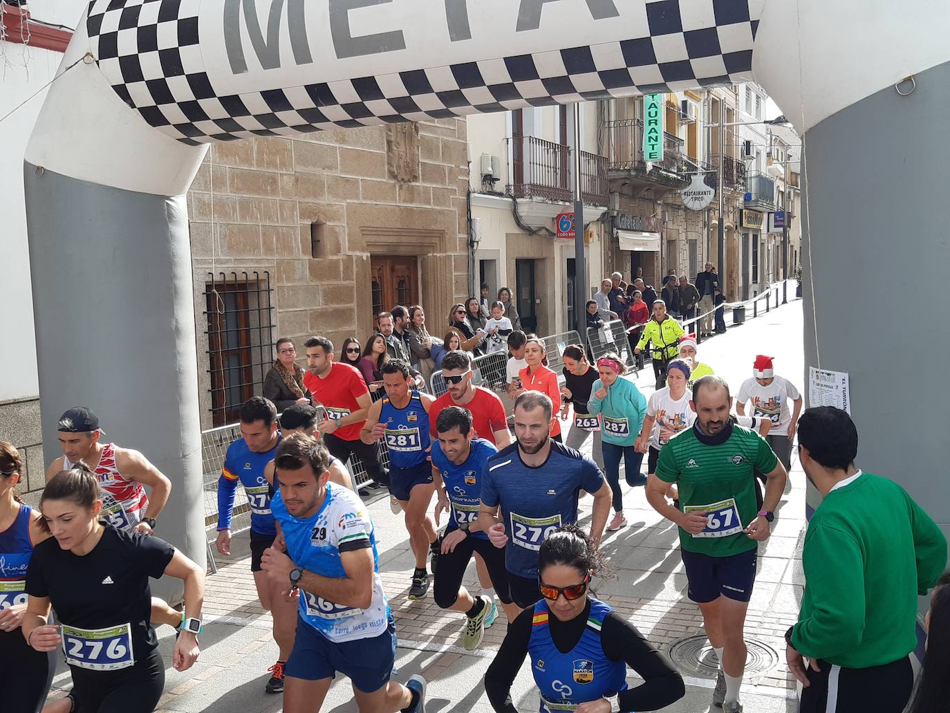 Fotos: Casar de Cáceres despide el 2022 con 88 inscritos en la tradicional Carrera del turrón