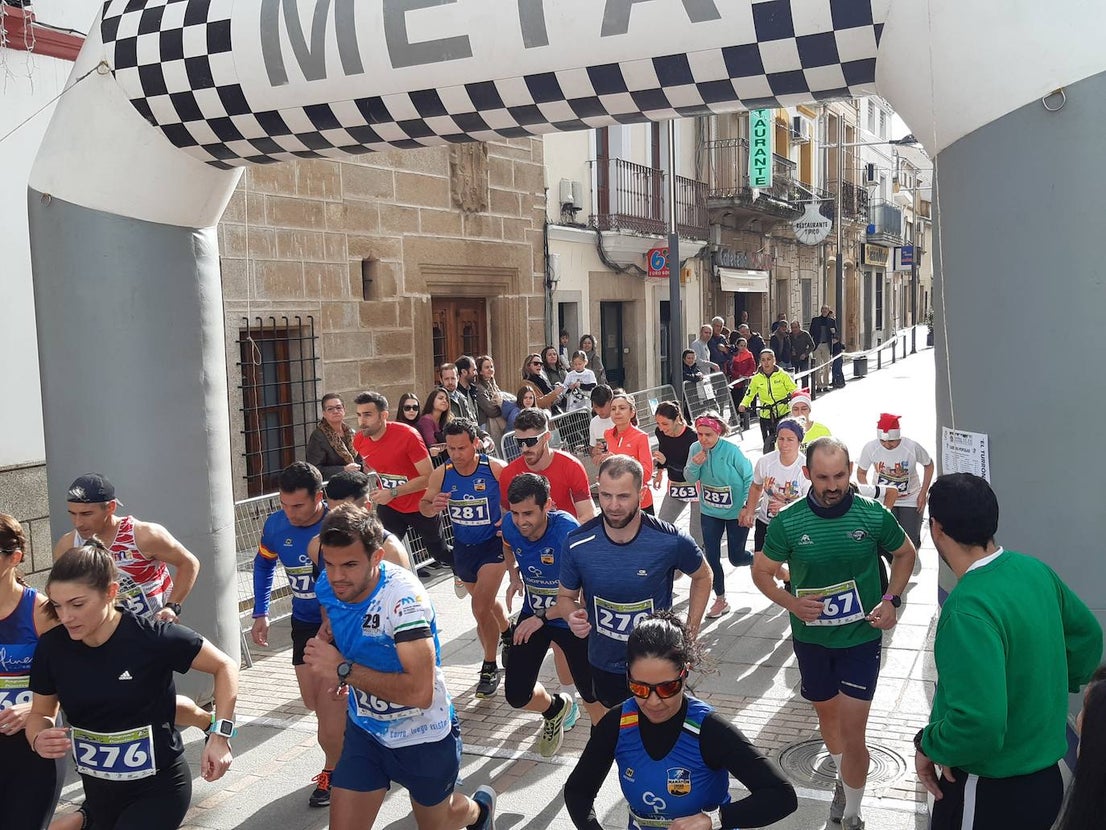 Fotos: Casar de Cáceres despide el 2022 con 88 inscritos en la tradicional Carrera del turrón