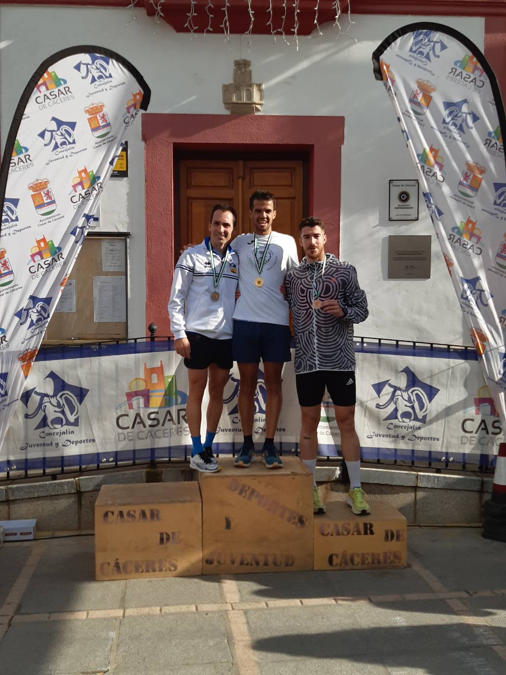 Fotos: Casar de Cáceres despide el 2022 con 88 inscritos en la tradicional Carrera del turrón
