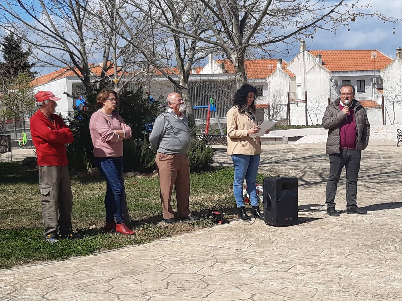 Imagen secundaria 1 - Nuevo homenaje a la treintena de vecinos casareños fallecidos durante el confinamiento