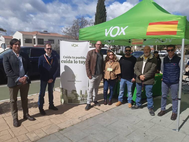 Representantes locales y provinciales de VOX, hoy en el Paseo de Extremadura.