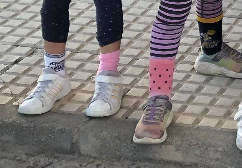 Imagen secundaria 1 - Alumnos y profesores del colegio pintan un gran mural contra el racismo y la xenofobia