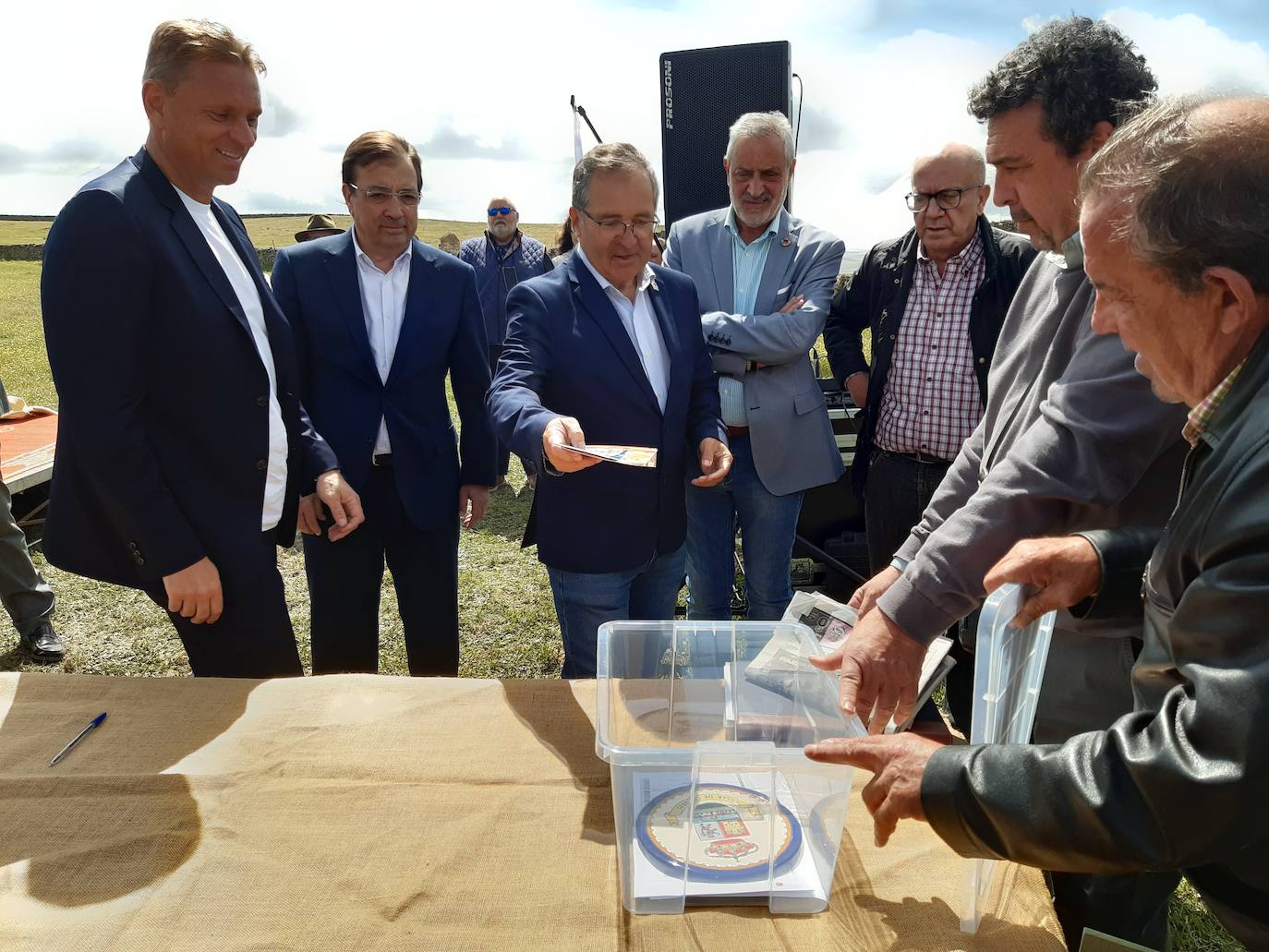 Imagen principal - Arranca el proyecto del parque acuático de Casar de Cáceres, con la colocación de la primera piedra