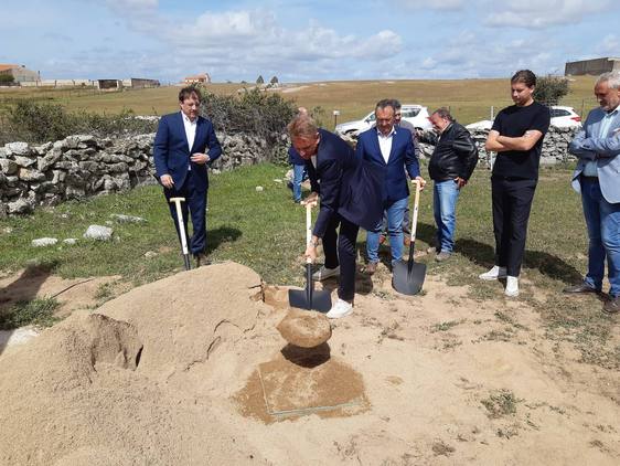 Arranca el proyecto del parque acuático de Casar de Cáceres, con la colocación de la primera piedra