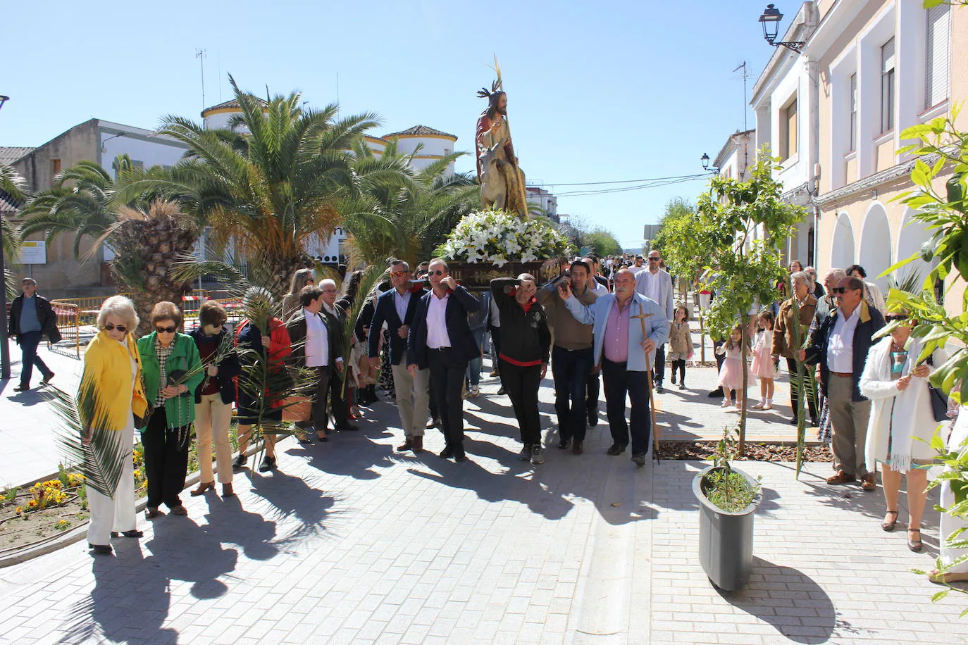 Imagen secundaria 1 - Centenares de personas vuelven a arropar a La Burrina otro Domingo de Ramos